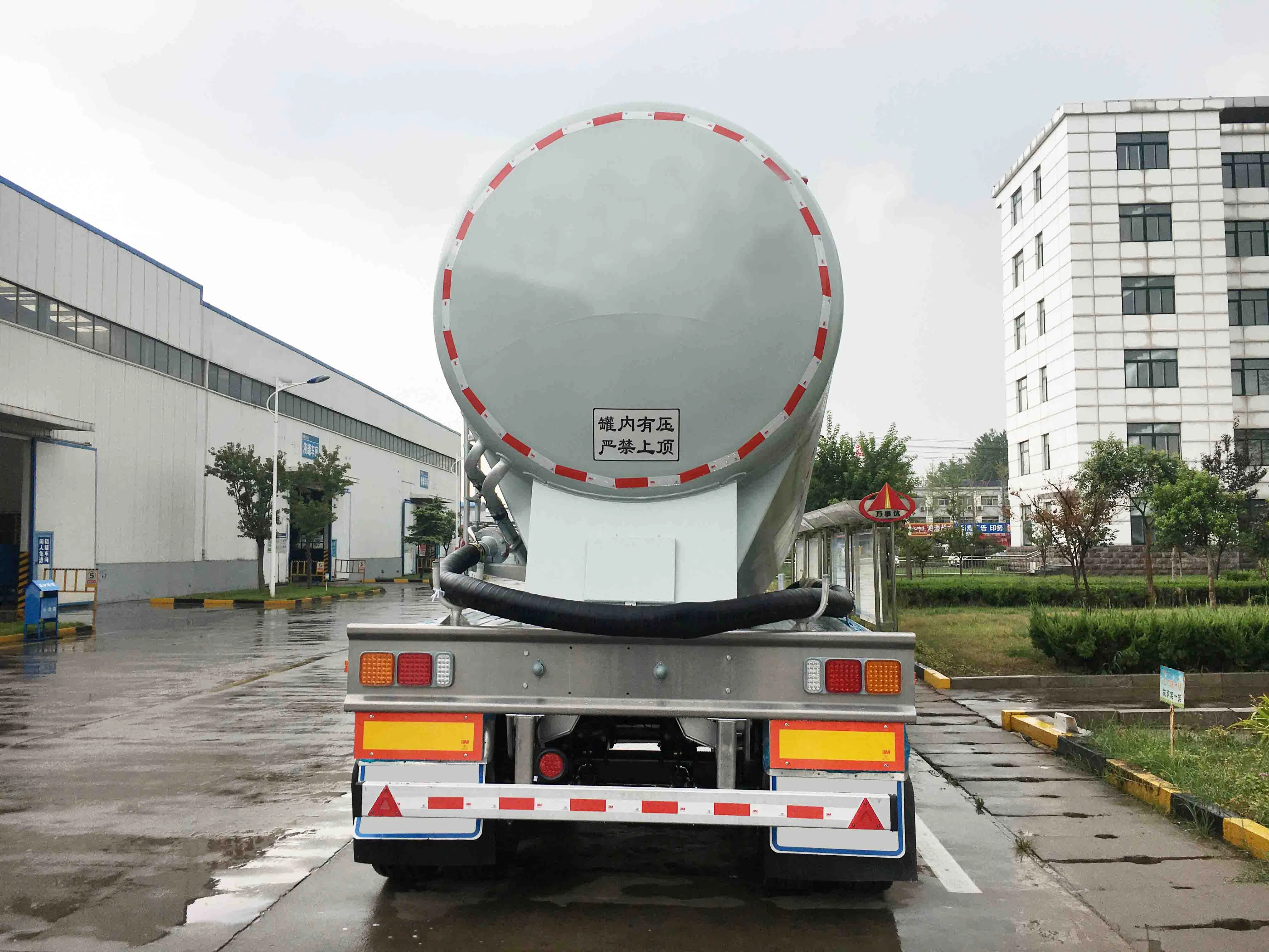 3 Axles V Shaped 35cbm/40cbm/50cbm/55cbm Dry Powder Bulk Cement Tanker Semi Trailer